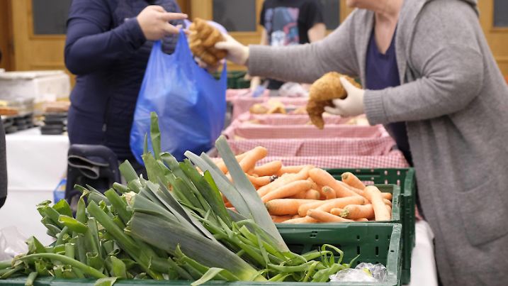 05.03.2019 Essen Tafel Essen . St Gertrud . Hier koennnen beduerftige Menschen Nahrung fuer einen Eur kaufen . Oft sind die Artikel abgelaufen weil es Spenden von Lebensmittelgeschaeften sind . *** 05 03 2019 Essen Tafel Essen St Gertrud Here needy people can buy food for one Eur Often the articles have expired because they are donations from grocery shops  