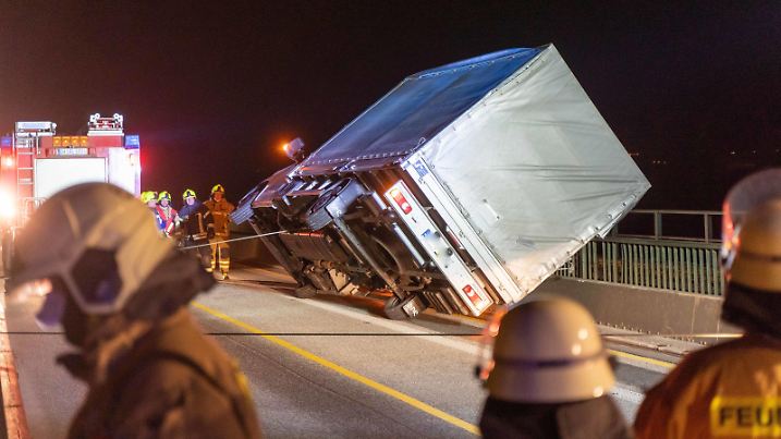  LKW kippt auf Fehmarnsundbrücke um am 29.01.2022, Fehmarn, Fehmarnsundbrücke In der Nacht zum Sonntag ist auf der Fehmarnsundbrücke ein LKW von einer Böe des Sturms Nadia erfasst worden. Dabei kippte er auf der Brücke um. / FOTO: DENNIS ANGENENDT Copyright: xBEAUTIFULxSPORTS/Angenendtx