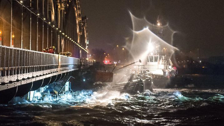 29.01.2022, Hamburg: Ein Binnenschiff hängt unter der Freihafenelbbrücke fest. Beim Durchfahren der Brücke im starken Sturm war das Schiff mit dem Steuerhaus an der Brücke hängengeblieben und hat sich dabei verklemmt. Foto: Daniel Bockwoldt/dpa +++ dpa-Bildfunk +++
