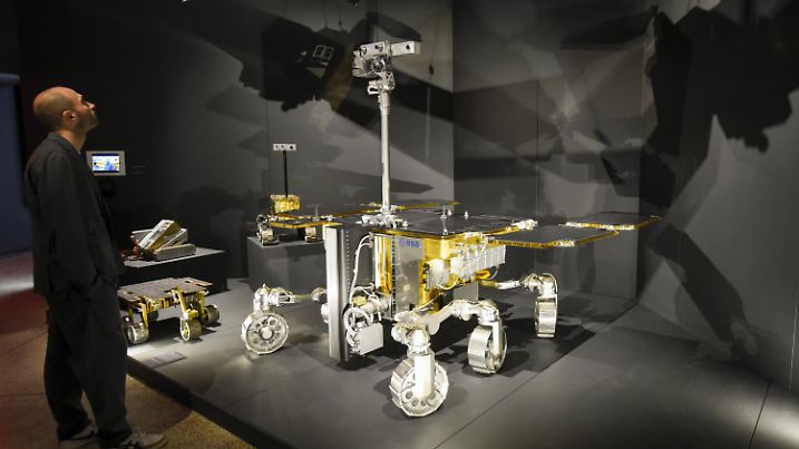 October 17, 2019, London, UK: LONDON, UK. A staff member views the ExoMars Rosalind Franklin rover from the European Space Agency. Preview of ''Moving to Mars'' at the Design Museum. The exhibition explores how sending humans to Mars is a frontier for science as well as design and features over 200 exhibits from NASA, the European Space Agency together with new commissions. The show is open 18 October to 23 February 2020. (Credit Image: © Stephen Chung/London News Pictures via ZUMA Wire / ACHTUNG: BITTE BEACHTEN SIE DIE KÜNSTLER-URHEBERRECHTE !