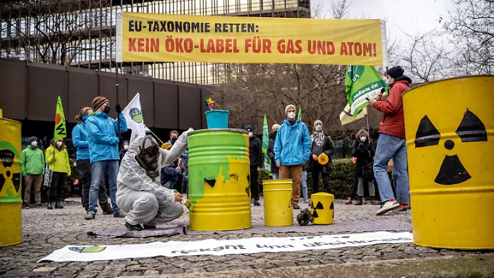 News Bilder des Tages Demonstration zur Taxonomie Am 02.02.2022 fand in München eine Demonstration zur Taxonomie statt. Anlass dafür ist das die Eu ihren vorschlag zur Taxonomie veröffentlichen will, wobei die Atomkraft und Fossiles Gas als nachhaltig eigestuft werden soll. München Bayern Deutschland Copyright: xAaronxKarasekx