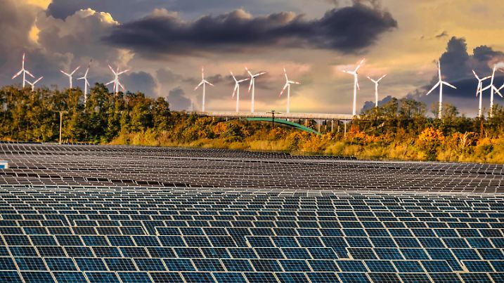 Fotovoltaik / Solaranlage auf Feldern und Wiesen - Symbolbilder Solar Feld und Windkraftanlagen im Solar Valley .Standort vieler Solarfirmen wie Q-cells Sovello bei Bitterfeld-Wolfen in Sachsen-Anhalt Solar valley , solar fields and windfarm at Bitterfeld Wolfen , germany Solar Feld und Windkraftanlagen im Solar Valley .Standort vieler Solarfirmen wie Q-cells Sovello bei Bitterfeld-Wolfen in Sachsen-Anhalt, Deutschland GERMANY Solar valley , solar fields and windfarm at Bitterfeld Wolfen *** Solar valley , solar fields and windfarm at Bitterfeld Wolfen , germany Solar valley , solar fields and windfarm at Bitterfeld Wolfen , germany Solar valley , solar fields and windfarm at Bitterfeld Wolfen , germany Solar valley , solar fields and windfarm at Bitterfeld Wolfen , germany Solar valley , solar fiel
