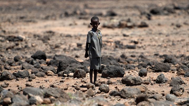 ABD0131_20170623 - NAIROBI - KENIA: THEMENBILD - Illustration zum Thema Caritas Pressereise nach Kenia. Im Bild: Ein Kind aufgenommen am Dienstag, 20. Juni 2017, während einer Nahrungsmittelverteilung in Yaa Sharbana im Norden Kenias. In Kenia haben mittlerweile 2,6 Millionen Menschen nicht genügend Nahrung und sind somit auf humanitäre Hilfe angewiesen. Diese Zahl könnte bis Juli 2017 auf 4 Millionen Menschen steigen. Vor allem die nördlich gelegenen ariden und semiariden Zonen sind stark betroffen. 465.000 Kinder sind zudem unterernährt. (!!!ACHTUNG SPERRFRIST BIS SONNTAG 25. JUNI 2017 / FREI FÜR SONNTAGSAUSGABEN!!!). - FOTO: APA/HELMUT FOHRINGER |