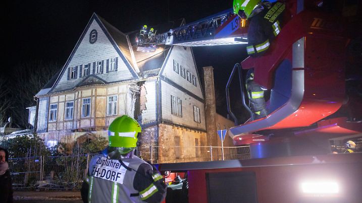 ID 526 Sturm Roxana wirbelt auch Sonntagabend noch durch das Erzgebirge. Einige Feuerwehren mussten zu sturmbedingten Einsätzen ausrücken. So auch die Feuerwehr Geyer und Ehrenfriedersdorf. In Geyer auf der Ehrenfriedersdorfer Straße riss eine Böe Teile eines Daches und einer Hauswand aus einem Abrisshaus heraus. Die Gegenstände fielen auf die Straße. Das Bauamt war vor Ort und begutachtete das Haus. Über die Drehleiter wurden restliche, lose Dachteile abgetragen. Die Straße blieb für ca. einer Stunde gesperrt. Geyer Sachsen Deutschland