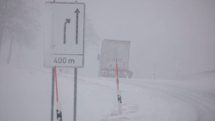 ID 516 Kaum ist das Orkantief Nadia abgezogen, folgt das nächste Schlechtwettertief. Tief Odette zog am Vormittag einmal über Deutschland hinweg und verursachte viele Probleme. In nur zwei Stunden fielen ca. 7 cm Neuschnee. Zu viel für den Verkehr. Zahlreiche LKW standen an Steigungen so auch auf der Straße zwischen Ehrenfriedersdorf und Falkenbach quer. Schneeketten mussten aufgezogen werden on tape. Auf den Straßen ging es nur in der Schneckentempo voran. Die Feuerwehr Scheibenberg rückte gegen 12:30 Uhr zu einem Verkehrsunfall auf die S 258 zwischen dem Kreisverkehr und dem Bahnübergang aus. Insgesamt zwei PKW krachten auf spiegelglatter Fahrbahn frontal ineinander. Ein weiterer LKW schaffte die Kurve gar nicht un