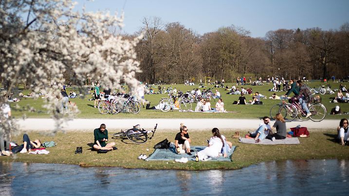 Frühling in München Bei 20 Grad füllt sich am 28.3.2022 der Englische Garten in München. Viele Menschen genießen die warme Sonne im Park. - With temperatures over 20 degrees Celsius people fill the English Garten in Munich, Germany and they enjoy the sun. München Bayern Deutschland Copyright: xwww.AlexanderPohl.photographyxxx 
