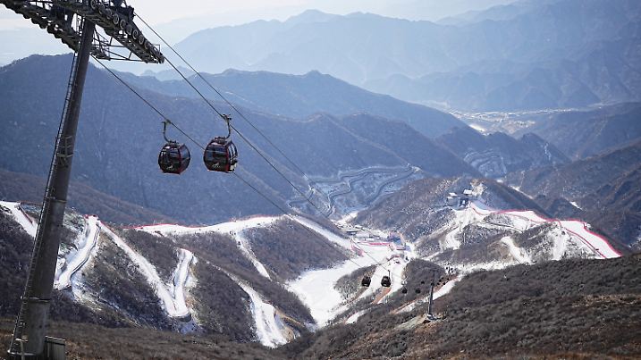 30.01.2022, China, Yanqing: Blick über das Nationale Ski-Alpin-Zentrum. Die Olympischen Winterspiele in Peking finden vom 04.-20.02.2022 unter strengen Corona-Auflagen statt. Foto: Michael Kappeler/dpa +++ dpa-Bildfunk +++