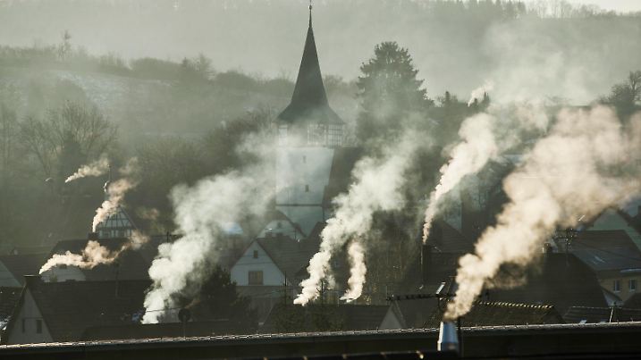 Rauchende Schornsteine, Oberstenfeld, Baden-Württemberg, Deutschland, Europa *** Smoking chimneys, Oberstenfeld, Baden Württemberg, Germany, Europe
