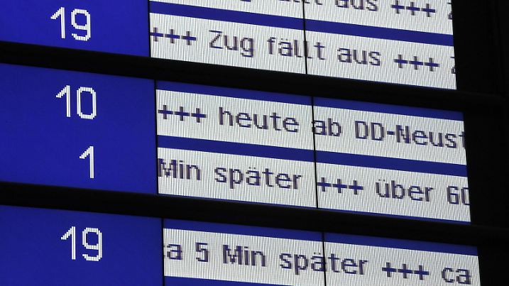 Bildnummer: 55011540 Datum: 10.03.2011 Copyright: imago/Jörn Haufe
Lokführer der Deutschen Bahn (DB) streiken am Donnerstagmorgen (10.03.11) auf dem Hauptbahnhof in Dresden. Der bundesweite Streik der Gewerkschaft Deutscher Lokomotivführer (GDL) hat am Donnerstagmorgen zu erheblichen Beeinträchtigungen im Bahnverkehr geführt. Gesellschaft Wirtschaft Bahn Verkehr Streik Lokführer Lokführerstreik premiumd kbdig xsk 2011 quer BRD BUNDESREPUBLIK DEUTSCHLAND DRESDEN SACHSEN o0 Anzeige Anzeigetafel Zugausfall Ausfall Zug Verspätung
Bildnummer 55011540 Date 10 03 2011 Copyright Imago Joern Home Train drivers the German Railway DB strike at Thursday morning 10 03 11 on the Central Station in Dresden the Nationwide Strike the Trade union German Drivers GDL has at Thursday morning to significant Impairments in Rail transport led Society Economy Railway Traffic Strike Train drivers Train driver strike premiumd Kbdig xSK 2011 horizontal GERMANY Federal Germany Dresden Saxony o0 Display Scoreboard Cancellation Failure Train Delay