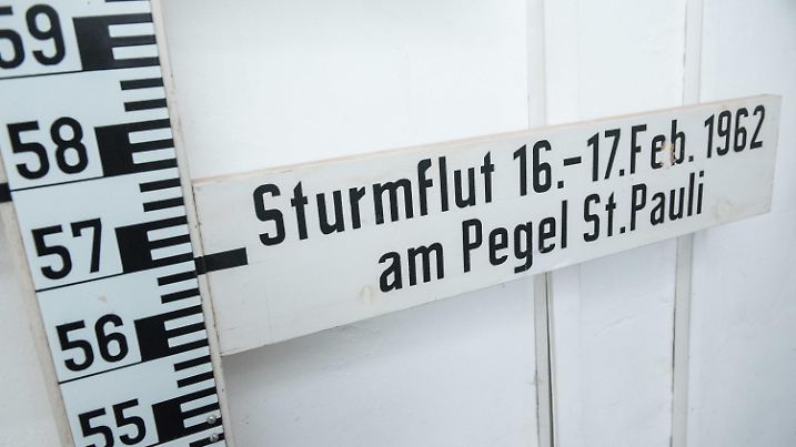 ARCHIV - 07.11.2019, Hamburg: Ein Wasserstandsanzeiger mit einem Schild der Höhe des Pegels St.Pauli der Sturmflut 1962 in Hamburg hängt im Elbinselmuseum in Hamburg-Wilhelmsburg. Im Hamburger Elbgebiet und im norddeutschen Küstenraum verursachte Sturmtief «Vincinette» in der Nacht zum 17. Februar 1962 die bis dahin schwerste Sturmflut des Jahrhunderts in Deutschland. (zu dpa-KORR ·Sturmflut 1962: Zeitzeugen erinnern sich an Schrecken und Abenteuer·) Foto: Daniel Bockwoldt/dpa +++ dpa-Bildfunk +++