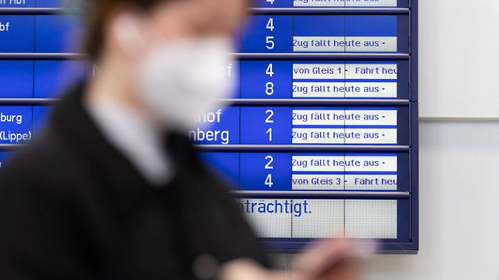 17.02.2022, Nordrhein-Westfalen, Bielefeld: Auf Zugausfälle wird auf einer Anzeigetafel im Hauptbahnhof von Bielefeld hingewiesen. Sturmtief «Ylenia» zieht teils mit Orkanstärke über Teile Deutschlands. Behörden mahnten zur Vorsicht wegen umstürzender Bäume. Im Bahnverkehr kommt es zu Problemen. Foto: Friso Gentsch/dpa +++ dpa-Bildfunk +++