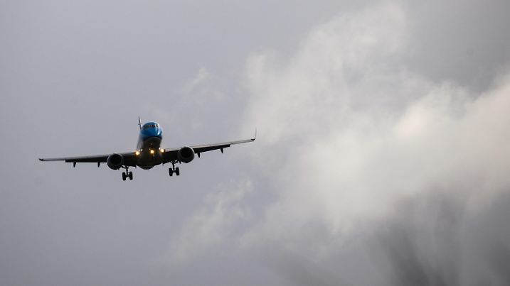 17.02.2022, Niedersachsen, Hannover: Ein Flugzeug landet in Schräglage während Orkantief Ylenia am Flughafen Hannover. Foto: Julian Stratenschulte/dpa +++ dpa-Bildfunk +++