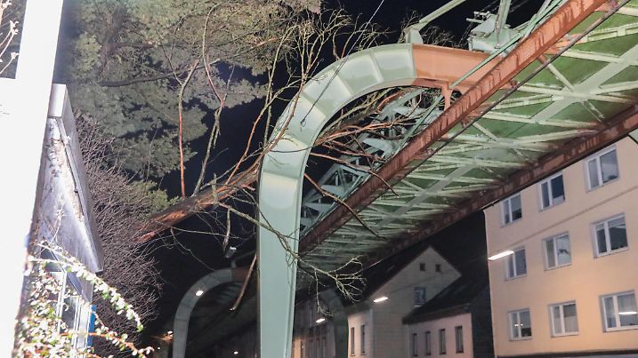 Sturmtief Ylenia sorgt für zahlreiche Feuerwehreinsätze im Bergischen Land. Baum stürzt auf Schwebebahngerüst Durch das Unwetter stürzte in der Nacht auf Donnerstag ein Baum auf das Schwebebahngerüst in Wuppertal. Zahlreiche Kräfte der Wuppertaler Feuerwehr rückten an und mussten den 40 m hohen Baum zunächst sichern, damit dieser nicht unkontrolliert auf die Fahrbahn stürzt. Mitarbeiter des Verkehrsbetriebes schalteten die Schwebebahn stromlos um gefahrloses Arbeiten zu gewährleisten. In einer mehrstündigen aufwendigen Maßnahme konnte der Baum vorsichtig zerkleinert werden, hierzu wurden vom Schwebebahngerüst und über eine Drehleiter mittels Kettensägen gearbeitet. Ob die Schwebebahn am Folgetag wieder fahren kann oder es n 