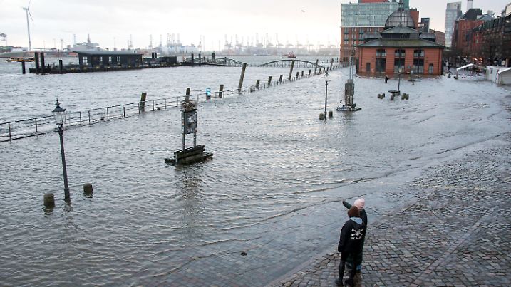 17.02.2022, Hamburg: Der Fischmarkt mit der Fischauktionshalle ist am Nachmittag während einer Sturmflut beim Hochwasser der Elbe überschwemmt. Foto: Daniel Bockwoldt/dpa +++ dpa-Bildfunk +++