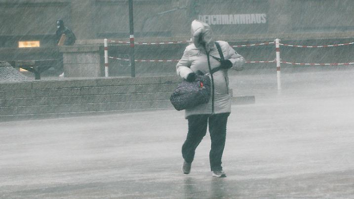 Deutschland, Sturmtief Zeynep - Eindrücke aus NRW Storm Weather Continues In Cologne a woman struggles to walk in high wind and rain in front of Dom Cathedral in Cologne, Germany on Feb 18, 2022 due to second storm reaches Cologne and causes transport chaos in Germany Cologne Germany PUBLICATIONxNOTxINxFRA Copyright: xYingxTangx originalFilename: tang-notitle220218_npioQ.jpg