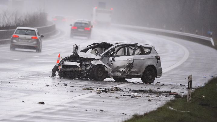 19.02.2022, Schleswig-Holstein, Norderstedt: Ein zerstörter Ford steht nach dem Unfall auf der Autobahn. Mehrere Autos sind am Samstagmorgen auf der Autobahn 7 verunglückt. Ein Wagen überschlug sich, ein Mensch kam verletzt ins Krankenhaus, wie ein Sprecher der Polizei sagte. Die Fahrbahn sei zum Unfallzeitpunkt rutschig gewesen. Foto: Jonas Walzberg/dpa +++ dpa-Bildfunk +++
