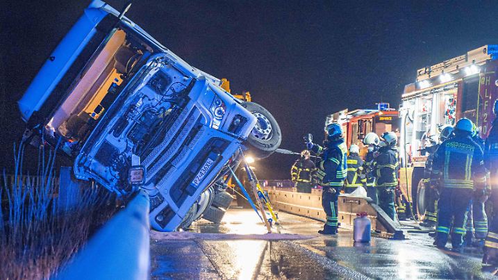  40-Tonnen LKW kippt auf Fehmarnsundbrücke um am 19.02.2022, Fehmarn, Fehmarnsundbrücke In der Nacht zum Samstag ist auf der Fehmarnsundbrücke ein 40-Tonnen-LKW von einer Böe des Orkans Zeynep erfasst worden. Dabei kippte er auf der Brücke um. Ein weiterer 40-Tonner, welcher im Rückstau wartete, kippte im Verlauf der Sperrung ebenfalls durch eine Böe um./ FOTO: DENNIS ANGENENDT *** 40 ton truck overturns on Fehmarnsund Bridge on 19 02 2022, Fehmarn, Fehmarnsund Bridge In the night to Saturday, a 40 ton truck has been caught on the Fehmarnsund Bridge by a gust of hurricane Zeynep He overturned on the bridge Another 40 ton truck, which was waiting in the tailback, also overturned in the course of the closure by a gust PHOTO DENNIS ANGENEND Copyright: xBEAUTIFULxSPORTS/Angenendtx