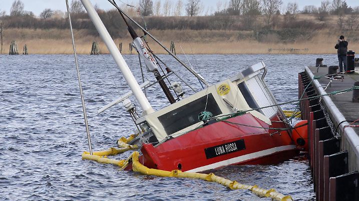 21.02.2022, Mecklenburg-Vorpommern, Rostock: Der Fischkutter "Luna Rossa" ist im Sturmtief "Antonia" auf den Grund des Stadthafens gesunken. "Antonia" beendet die heftige Sturm-Serie über weiten Teilen Deutschlands. Foto: Bernd Wüstneck/dpa-Zentralbild/dpa +++ dpa-Bildfunk +++