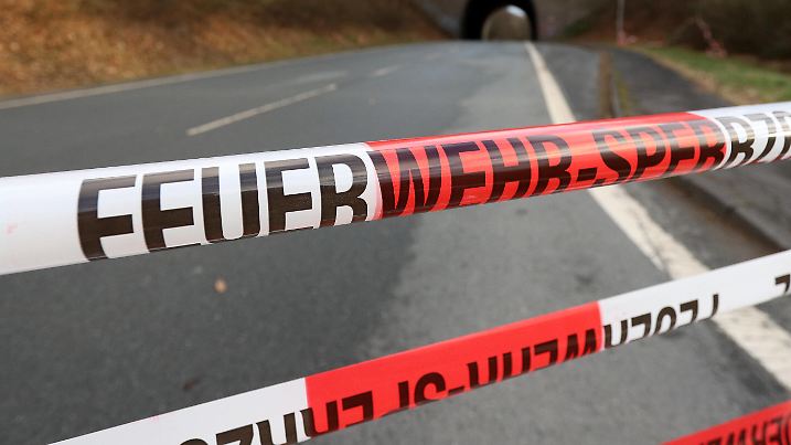  Sturmtief, Orkantief Zeynep ueber NRW. Die L565 zwischen dem Seelbacher Weiher und Heisberg ist aktuell noch gesperrt. Absperrband, Feuerwehr-Sperrzone Winter im Siegerland am 19.02.2022 in Siegen/Deutschland. *** Storm low, hurricane Zeynep over NRW The L565 between the Seelbacher pond and Heisberg is currently still closed barrier tape, firefighters exclusion zone winter in the Siegerland on 19 02 2022 in Siegen Germany