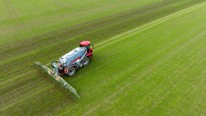 15.02.2022, Niedersachsen, Vorwerk: Ein Landwirt bringt mit seinem Gespann Gülle im sogenannten Schleppschuh Verfahren auf einem Feld aus (Aufnahme mit einer Drohne). (zu dpa «Landwirte dürfen wieder Gülle fahren») Foto: Philipp Schulze/dpa +++ dpa-Bildfunk +++