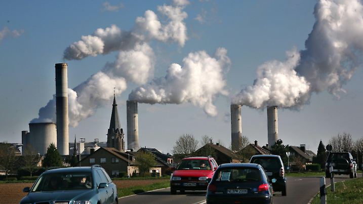 ARCHIV - Hinter dem Ort Neurath steigt aus dem RWE-Braunkohlekraftwerk Neurath bei Grevenbroich Rauch in die Höhe (Archivfoto vom 04.04.2007). Am 4. Mai stellt der UN-Klimarat IPCC den dritten Teil seines diesjährigen Klimareports vor. Bereits in den ersten zwei Berichten wird der CO2-Ausstoß für die Klimaerwärmung verantwortlich gemacht. Nach einem der führenden Autoren des Klimareports, Prof. Hohmeyer, existiert noch erhebliches Einspar-Potential in der Energieeffizienz in Kombination mit den erneuerbaren Energien . Foto: Oliver Berg (zu dpa-Themenpaket "UN-Klimareport" vom 25.04.2007) +++(c) dpa - Bildfunk+++