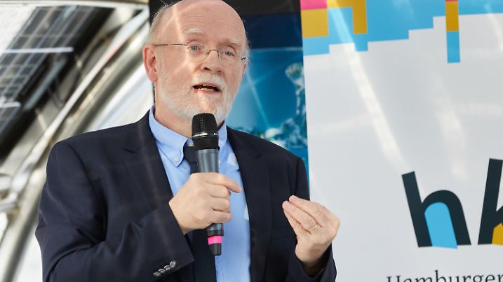 ARCHIV - 24.09.2018, Hamburg: Hans-Otto Pörtner, damaliger Co-Vorsitzender der Arbeitsgruppe 2 des Weltklimarates, spricht während einer Pressekonferenz zur Klimawoche auf dem Solarschiff «Alstersonne» am Jungfernstieg. (zu dpa "Weltklimarat zeigt drastische Klimawandel-Folgen und Anpassungsbedarf") Foto: Georg Wendt/dpa +++ dpa-Bildfunk +++