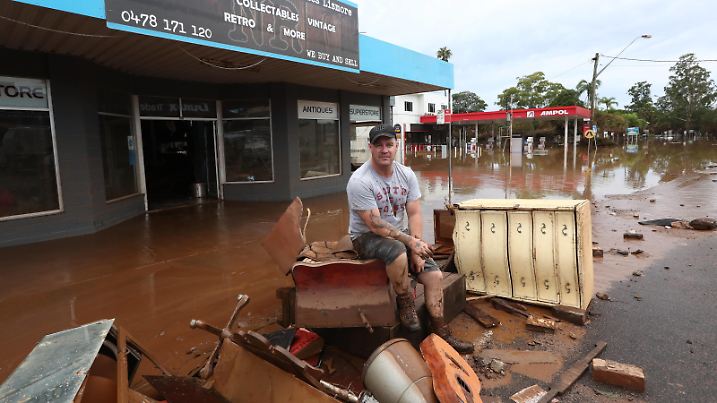 FLOODS NSW, Northern Rivers collectables business owner Adam Bailey starts the clean up in The Lismore Central Business District , Northern NSW, Thursday , March 3 , 2022. The clean up is underway in towns across northern NSW. ACHTUNG: NUR REDAKTIONELLE NUTZUNG, KEINE ARCHIVIERUNG UND KEINE BUCHNUTZUNG LISMORE NSW AUSTRALIA PUBLICATIONxINxGERxSUIxAUTxONLY Copyright: xJASONxOBRIENx 20220303001630473018