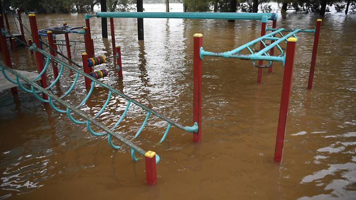 WET WEATHER SOUTH COAST, The flooded and fast flowing Nepean River in Penrith, Sydney, Thursday, March 3, 2022. A developing low pressure system is expected to intensify throughout today impacting Sydney the Central Coast and South Coast with heavy rain that could cause flash flooding and potentially hazardous condition. ACHTUNG: NUR REDAKTIONELLE NUTZUNG, KEINE ARCHIVIERUNG UND KEINE BUCHNUTZUNG WOLLONGONG NSW AUSTRALIA PUBLICATIONxINxGERxSUIxAUTxONLY Copyright: xDEANxLEWINSx 20220303001630425321