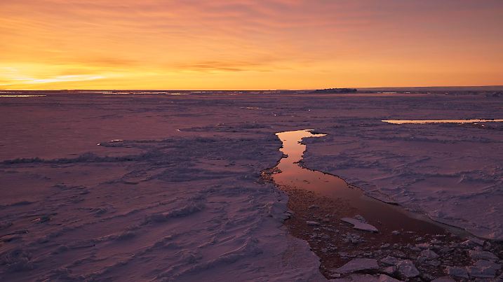 Fahrrinne im Meereis bei Abendrot, Abendstimmung, Snow Hill Island, Weddell-Meer, Antarktis, Antarktika