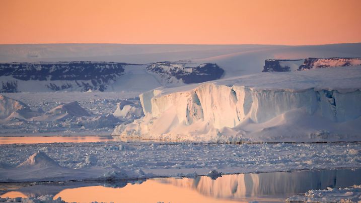 Abendstimmung im Meereis mit Eisberg und Spiegelung, Abendrot, Snow Hill Island, Weddell-Meer, Antarktis, Antarktika