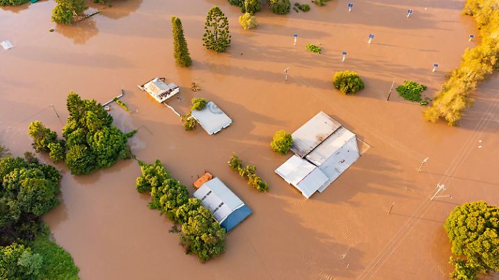 HANDOUT - 28.02.2022, Australien, Maryborough: Dieses vom Fraser Coast Regional Council zur Verfügung gestellte Foto zeigt vom Hochwasser eingeschlossene Gebäude  in Maryborough. Sintflutartiger Regen hat die schweren Überschwemmungen im Osten Australiens weiter verschärft. Viele Menschen vor allem rund um die Stadt Lismore im Bundesstaat New South Wales seien vor den schnell steigenden Wassermassen auf die Dächer ihrer Häuser geflohen und warteten dort auf Hilfe, sagte der australische Premierminister Scott Morrison am Montag. Foto: Uncredited/Fraser Coast Regional Council/AP/dpa - ACHTUNG: Nur zur redaktionellen Verwendung und nur mit vollständiger Nennung des vorstehenden Credits +++ dpa-Bildfunk +++