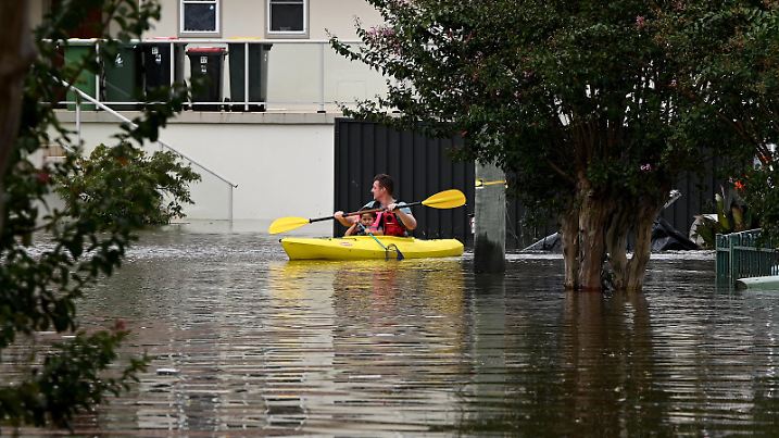  WET WEATHER SYDNEY, Residents paddle through floodwater as a residential properties and roads are submerged in Windsor, north-west of Sydney, Wednesday, March 9, 2022. Meteorologists are warning that communities living across 1000 kilometres of the NSW coast are in for a drenching, with possible renewed flooding and landslides.  ACHTUNG: NUR REDAKTIONELLE NUTZUNG, KEINE ARCHIVIERUNG UND KEINE BUCHNUTZUNG SYDNEY NSW AUSTRALIA PUBLICATIONxINxGERxSUIxAUTxONLY Copyright: xBIANCAxDExMARCHIx 20220309001633096865