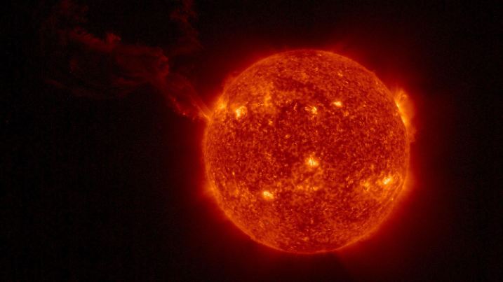 HANDOUT - 18.02.2022, ---: Sonneneruption, aufgenommen von der Sonde «Solar Orbiter». Die Weltraumsonde «Solar Orbiter» hat an der Sonne einen riesigen Ausbruch von Partikeln gesichtet und aufgenommen. (zu dpa "Raumsonde «Solar Orbiter» sichtet riesige Sonneneruption") Foto: Solar Orbiter/EUI Team/ESA & NASA/dpa - ACHTUNG: Nur zur redaktionellen Verwendung und nur mit vollständiger Nennung des vorstehenden Credits +++ dpa-Bildfunk +++