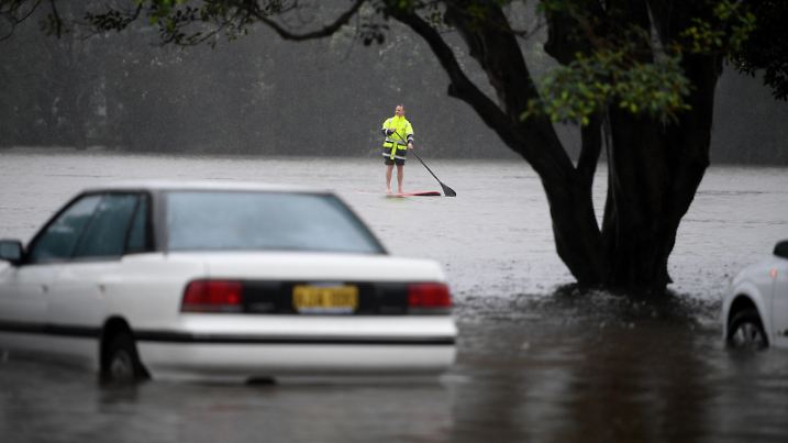 Australien, Überschwemmungen in New South Wales FLOODS NSW, Flooding from a swollen Manly Creek is seen inundating cars and the street at Campbell Parade, in Manly Vale, north of Sydney, Tuesday, March 8, 2022. Manly Dam in Sydney s north is spilling over and residents are being urged to flee with 800 homes at risk of flooding. ACHTUNG: NUR REDAKTIONELLE NUTZUNG, KEINE ARCHIVIERUNG UND KEINE BUCHNUTZUNG SYDNEY NSW AUSTRALIA PUBLICATIONxINxGERxSUIxAUTxONLY Copyright: xDANxHIMBRECHTSx 20220308001632731247