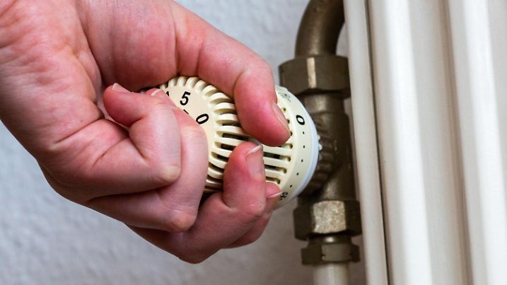 SYMBOLBILD - 22.02.2022, Berlin: Eine Person dreht am Thermostat einer Heizung in einer Wohnung. Steigende Energiekosten sind schon jetzt eine Belastung für viele Haushalte. Macht die Zuspitzung des Konflikts zwischen Russland und der Ukraine Gas unbezahlbar? Auf Verbraucher und Industrie kommen Belastungen zu. Foto: Fernando Gutierrez-Juarez/dpa-Zentralbild/dpa +++ dpa-Bildfunk +++