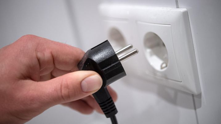 ARCHIV - 24.09.2020, Bremen: ILLUSTRATION - Ein Stecker wird in eine Steckdose gesteckt. (zu dpa: "Hohe Energiepreise: Gewerkschaft fordert Energieschecks ") Foto: Sina Schuldt/dpa +++ dpa-Bildfunk +++