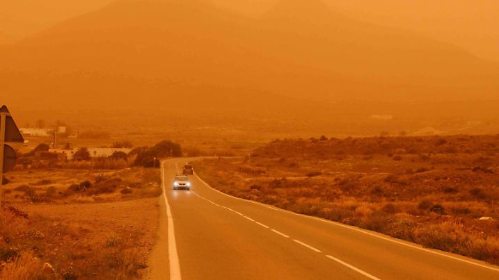 News Bilder des Tages 14.03.2022, Spanien, Andalusien. Eine Wolke aus Saharastaub zieht gen Norden. Sahara. *** 14 03 2022, Spain, Andalusia A cloud of Sahara dust moves north Sahara