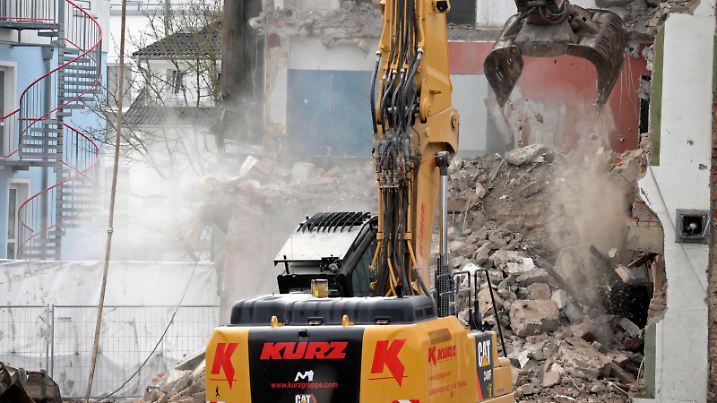 23.02.2022, Baustelle Löwenbräu-Areal Bad Wörishofen, das alte Restaurant-Gebäude und die ehemalige Brauerei wird abgerissen um eine neue Wohnanlage mit Geschäften an der Stelle zu errichten. 23.02.2022, Baustelle Löwenbräu-Arkaden Bad Wörishofen 23.02.2022, Baustelle Löwenbräu-Arkaden Bad Wörishofen *** 23 02 2022, Construction site Löwenbräu Areal Bad Wörishofen, the old restaurant building and the former brewery will be demolished to build a new residential complex with stores at the site 23 02 2022, Construction site Löwenbräu Arkaden Bad Wörishofen 23 02 2022, Construction site Löwenbräu Arkaden Bad Wörishofen