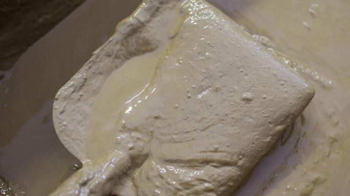 Schaufel in flüssigem Lehm: Was taugt Baulehm als Ersatz für Beton?