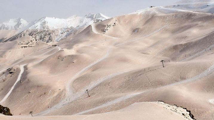 15.03.2022, Frankreich, Piau Engaly: Sand aus der Sahara bedeckt den Schnee im Skigebiet Piau-Engaly im Südwesten des Landes. Eine dünne Staubschicht aus der Sahara fiel in der Nacht vom 14.03.2022 über Madrid und einen großen Teil Spaniens, bevor sie in Richtung Frankreich aufstieg. (Wiederholung mit verändertem Bildausschnitt) Foto: Bastien Arberet/AFP/dpa +++ dpa-Bildfunk +++
