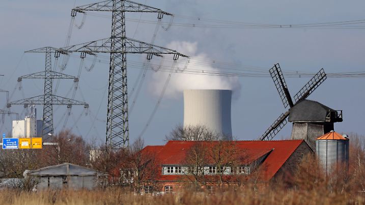 10.03.2022, Mecklenburg-Vorpommern, Rostock: Das Steinkohlekraftwerk im Seehafen Rostock ist mit seinem Kühlturm von über 141m Höhe weithin sichtbar, Hochspannungsleitungen transportieren den Strom. Das Kraftwerk, das seit 1994 in Betrieb ist und 553 MW Strom produzieren kann, soll in den Monaten April und Mai für eine große Revision abgeschaltet werden. Bislang bezieht das Kraftwerk einen Großteil der Steinkohle aus Russland, jetzt wird nach Alternativen gesucht. Foto: Bernd Wüstneck/dpa-Zentralbild/dpa +++ dpa-Bildfunk +++