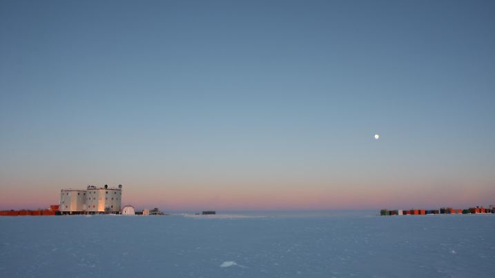 HANDOUT - Concordia research base in the Antarctic summer, pictured 19 Decembver 2012. Concordia was built in the largest desert in the world. A vast expanse of snow the nearest habitation is some 600 km away. ESA sponsors a medical research doctor to Concordia each year to study the effects of living in such an extreme environment because it is similar in many ways to a mission in space. Photo: ESA/IPEV/PNRA-A. Salam/dpa (zu dpa "ESA-Arzt soll am Südpol Flug zum Mars vorbereiten" vom 09.03.2015) ACHTUNG: Nur zur redaktionellen Verwendung und nur mit Urhebernennung ++