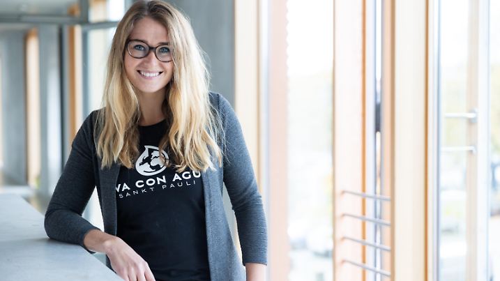 Carolin Stüdemann, Geschäftsführerin von Viva con Agua de St. Pauli e. V., steht in den Geschäftsräumen der Non-Profit-Organisation in Hamburg. Der Verein setzt sich für einen sicheren Zugang zu sauberem Trinkwasser und sanitärer Grundversorgung ein.