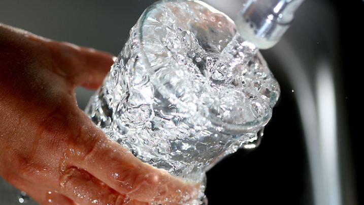 ARCHIV - Trinkwasser läuft am 25.07.2013 in Köln in ein Glas. Das Abwasser-Kanalnetz in Deutschland ist so lang wie 90 Mal die Luftlinienstrecke Berlin-New York. Es gibt kaum etwas, was nicht drin ist im Schmutzwasser. (dpa «Abwasser im Fokus: Von Arznei-Rückständen und Nitrat-Lasten» vom 16.03.2017) Foto: Oliver Berg/dpa +++(c) dpa - Bildfunk+++