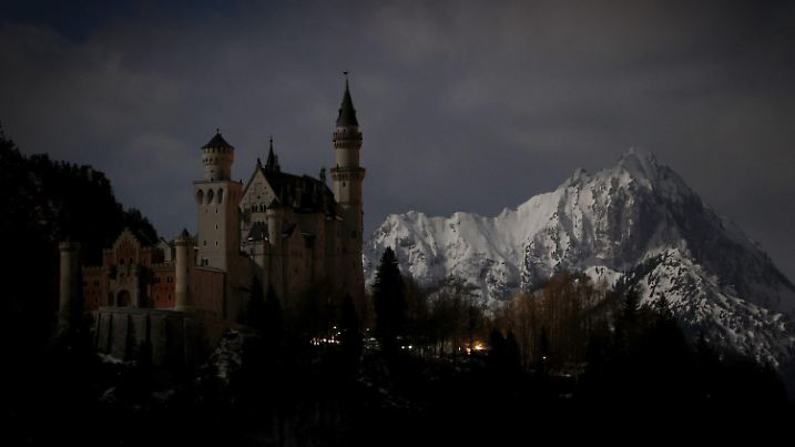 27.03.2021, Bayern, Schwangau: Nur vom Mondlicht erhellt, steht das Schloss Neuschwanstein im Königswinkel. Ab 20.30 Uhr wurden bei der vom World Wide Fund For Nature (WWF) organisierten Earth Hour für eine Stunde rund um den Globus an zahlreichen Denkmälern weltweit die Lichter ausgeschaltet, um damit ein Zeichen für den Klimaschutz zu setzen. Foto: Karl-Josef Hildenbrand/dpa +++ dpa-Bildfunk +++