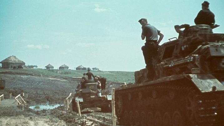 2-G56-O1-1942-8 (27702) Vormarsch auf Knüppeldämmen, 1942 Geschichte: 2. Weltkrieg / Ostfront. - Vormarsch deutscher Panzer und Geschütze in der Ukraine auf improvi- sierten Knüppeldämmen. - Foto, Sommer 1942.