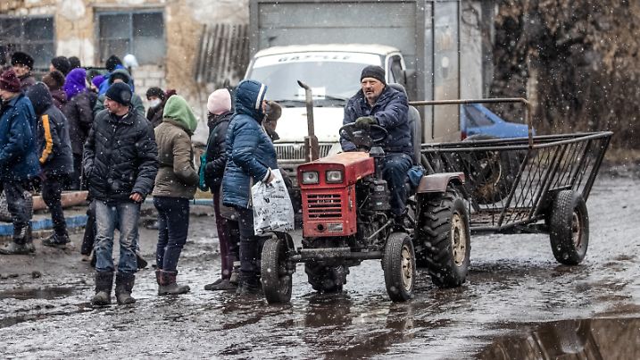 DIESES FOTO WIRD VON DER RUSSISCHEN STAATSAGENTUR TASS ZUR VERFÜGUNG GESTELLT. [LUGANSK REGION, UKRAINE - MARCH 5, 2022: A local man drives a mini tractor in the village of Trokhizbenka controlled by the Lugansk People's Republic. Tensions started heating up in Donbass on February 17, with the Donetsk and Lugansk People's Republics reporting the most intense shellfire from Ukraine in months. Early on February 24, President Putin announced the start of a special military operation by the Russian Armed Forces in response to appeals for help from the leaders of both republics. Stanislav Krasilnikov/TASS]