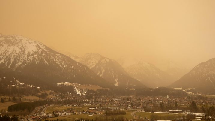 News Themen der Woche KW11 News Bilder des Tages Saharastaub in Bayern Sahara-Staub färbt das Licht über den Allgäuer Alpen in einen ungewohnten Gelbton. Im Lauf der Woche ziehen größere Mengen Saharastaub über Deutschland., Oberstdorf Deutschland *** Sahara dust in Bavaria Sahara dust colors the light over the Allgäu Alps in an unusual shade of yellow In the course of the week, larger amounts of Sahara dust move over Germany , Oberstdorf Germany
