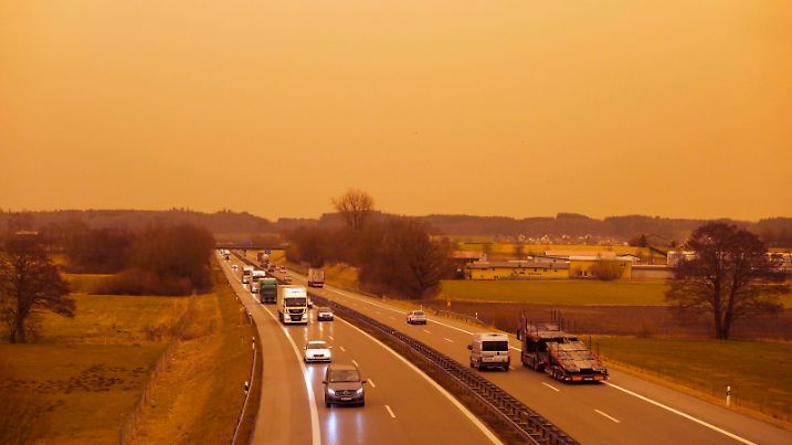  15.03.2022, Mindelheim im Unterallgäu, Seltenes Naturphänomen: Saharastaub liegt über Bayern in der Luft. Hier an der Autobahn A96. Der Wüstenstaub wird von Winden aus Nordafrika hierher getragen und verfärbt den Himmel rot. Dieses vor allem im Frühjahr und Sommer vorkommende Wetterphänomen kann in der Luft und nach dem regen auch auf Autos sichtbar werden. 15.03.2022, Saharastaub liegt in der Luft 15.03.2022, Saharastaub liegt in der Luft *** 15 03 2022, Mindelheim in the Unterallgäu, Rare natural phenomenon Sahara dust lies over Bavaria in the air Here at the highway A96 The desert dust is carried by winds from North Africa here and discolors the sky red This weather phenomenon, which occurs mainly in spring and summer, can be vis