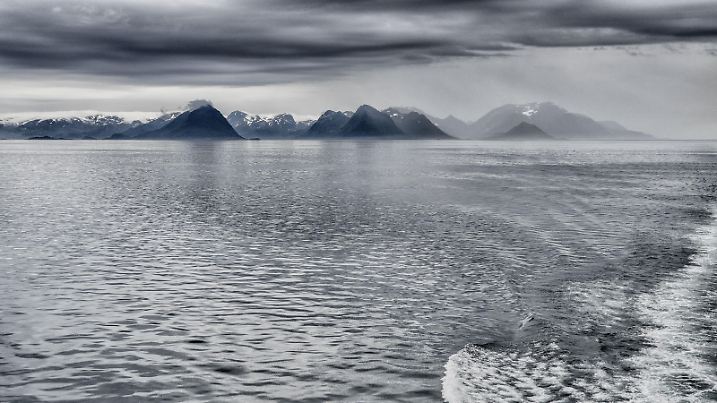 Meereslandschaft mit Inseln und Bergen, zwischen Hammerfest und Øksfjord